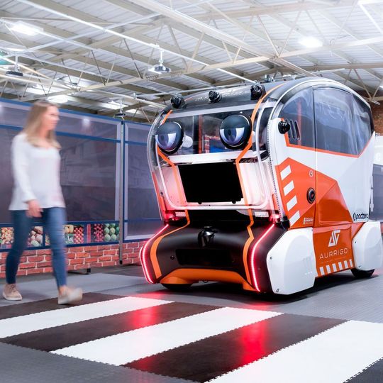 Selbstfahrende Pods sollen mit „virtuellen Augen“ mit Fußgängern kommunizieren und Vertrauen in autonome Fahrzeuge schaffen. Selbstfahrende Pods sollen mit „virtuellen Augen“ mit Fußgängern kommunizieren und Vertrauen in autonome Fahrzeuge schaffen.