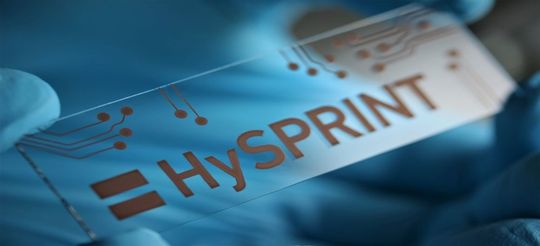 Das aus einer Kupferlösung aufgedruckte Hysprint Logo des Helmholtz Innovation Labs symbolisiert, wie sich dünnste Materialschichten kostengünstig herstellen lassen. Das aus einer Kupferlösung aufgedruckte Hysprint Logo des Helmholtz Innovation Labs symbolisiert, wie sich dünnste Materialschichten kostengünstig herstellen lassen.