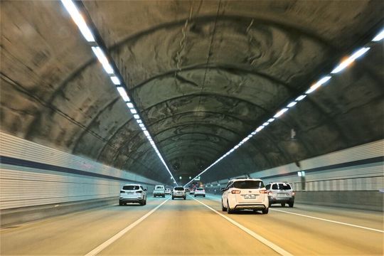 Sicherheit im Straßentunnel: Mit einer speziellen Messsystem-Lösung lässt sich unter anderem die Funktionsfähigkeit des Tunnelfunks für Einsatzkräfte in Notfällen effizient überprüfen und sicherstellen. Sicherheit im Straßentunnel: Mit einer speziellen Messsystem-Lösung lässt sich unter anderem die Funktionsfähigkeit des Tunnelfunks für Einsatzkräfte in Notfällen effizient überprüfen und sicherstellen.