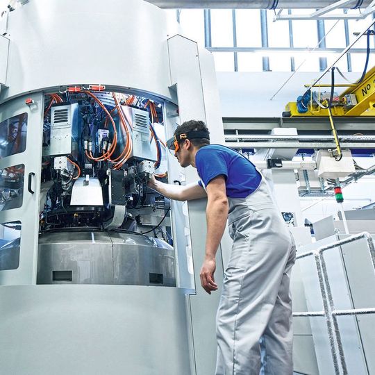Chinas Nachfrage nach Schweizer Maschinen wächst weiter. In den ersten sechs Monaten 2018 exportieren Schweizer Unternehmen der Maschinenbranche 10,2 Prozent mehr nach China und Hongkong, im Vergleich zur ersten Jahreshälfte 2017. Chinas Nachfrage nach Schweizer Maschinen wächst weiter. In den ersten sechs Monaten 2018 exportieren Schweizer Unternehmen der Maschinenbranche 10,2 Prozent mehr nach China und Hongkong, im Vergleich zur ersten Jahreshälfte 2017.