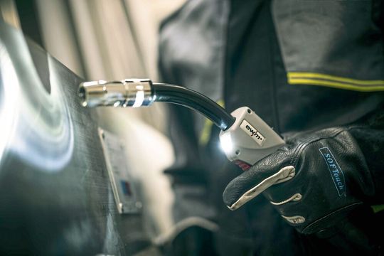 Die LED-Beleuchtung des neuen PM-Brenners von EWM bringt Licht auch in dunkle Werkstückbereiche. Sie aktiviert sich automatisch bei Brennerbewegung. Die LED-Beleuchtung des neuen PM-Brenners von EWM bringt Licht auch in dunkle Werkstückbereiche. Sie aktiviert sich automatisch bei Brennerbewegung.