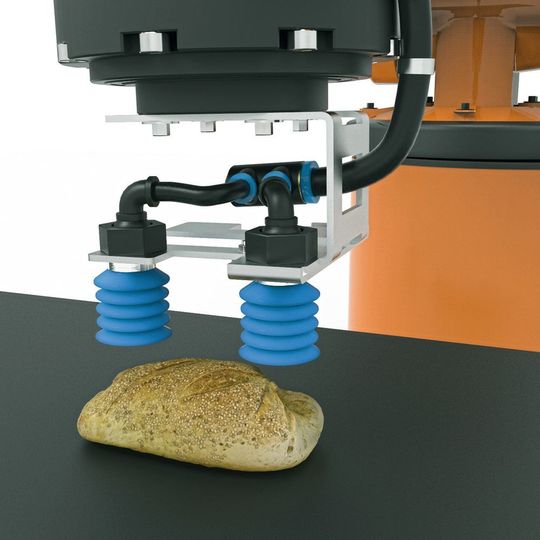 Piab bietet automatisierte Handlingtools wie detektierbare Saugnäpfe – damit beispielsweise die Aufbackbrötchen schnell auf den Tisch kommen. Piab bietet automatisierte Handlingtools wie detektierbare Saugnäpfe – damit beispielsweise die Aufbackbrötchen schnell auf den Tisch kommen.