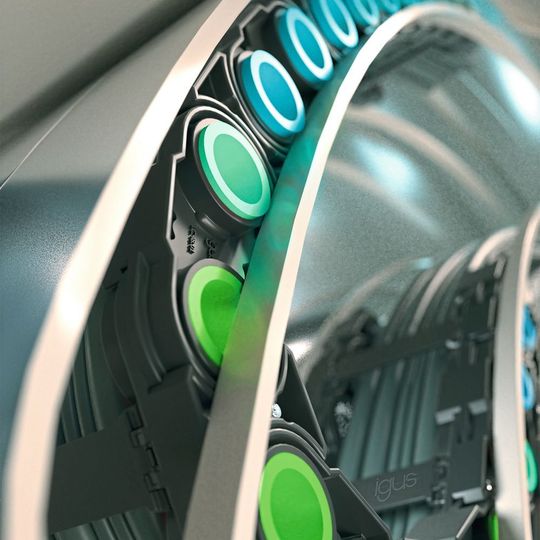 Das Lokchain-Prinzip: Automatisch ausfahrbare Bolzen (blau) halten die Energiekette fest in der Führungsrinne. Klappt das Kettenglied in den Radius, so fährt der Bolzen automatisch ein (grün) und gibt die Kette frei. Das Lokchain-Prinzip: Automatisch ausfahrbare Bolzen (blau) halten die Energiekette fest in der Führungsrinne. Klappt das Kettenglied in den Radius, so fährt der Bolzen automatisch ein (grün) und gibt die Kette frei.