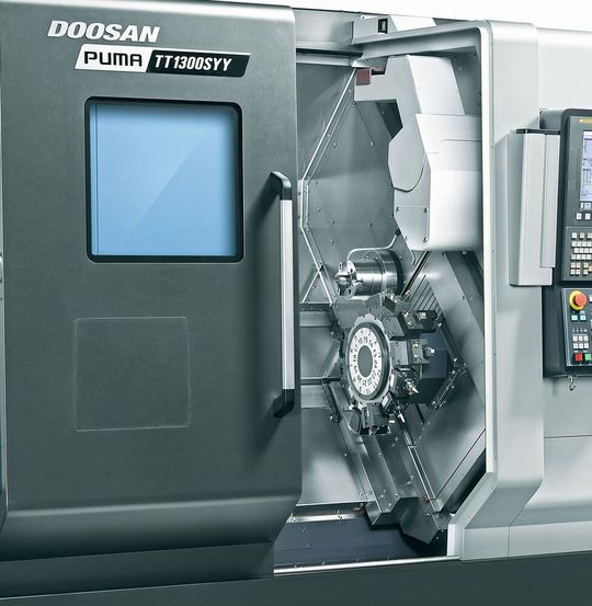 Der neueste der drei Puma-Vertreter von Doosan ist die TT1300SYY, ein Drehzentrum, mit Doppelspindel, Doppelrevolver sowie doppelter Y-Achse. Er sei besonders für die Luft- und Raumfahrtindustrie sowie die Medizintechnik konzipiert. Halle 6 am Stand A71 auf der AMB 2018. Der neueste der drei Puma-Vertreter von Doosan ist die TT1300SYY, ein Drehzentrum, mit Doppelspindel, Doppelrevolver sowie doppelter Y-Achse. Er sei besonders für die Luft- und Raumfahrtindustrie sowie die Medizintechnik konzipiert. Halle 6 am Stand A71 auf der AMB 2018.