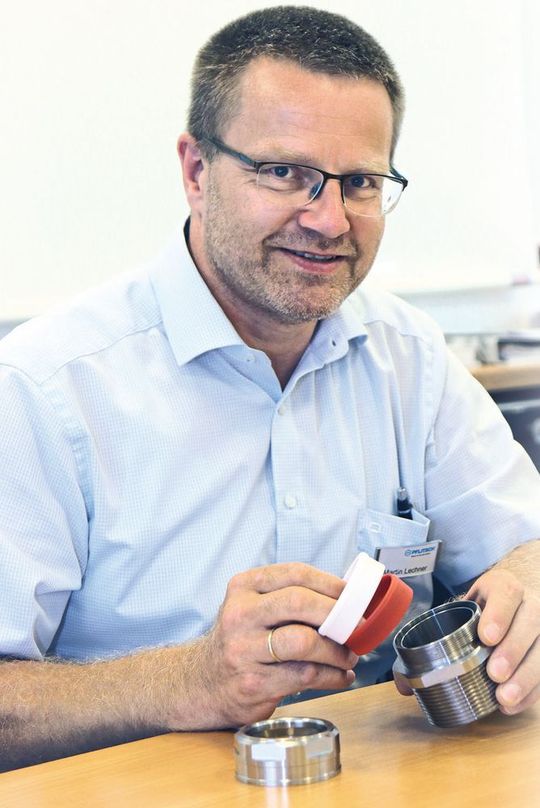„Innerhalb der aktuellen Normen wollten wir nicht einfach bestehende Lösungen verbessern, sondern etwas völlig Neues schaffen. Unsere Ex-d-Kabelverschraubung sollte kompakter, leichter und montagefreundlicher werden und mit wenigen unverlierbar angeordneten Teilen auskommen“, sagt Dr. Martin Lechner, Leiter Forschung & Entwicklung bei Pflitsch, im Interview mit konstruktionspraxis „Innerhalb der aktuellen Normen wollten wir nicht einfach bestehende Lösungen verbessern, sondern etwas völlig Neues schaffen. Unsere Ex-d-Kabelverschraubung sollte kompakter, leichter und montagefreundlicher werden und mit wenigen unverlierbar angeordneten Teilen auskommen“, sagt Dr. Martin Lechner, Leiter Forschung & Entwicklung bei Pflitsch, im Interview mit konstruktionspraxis