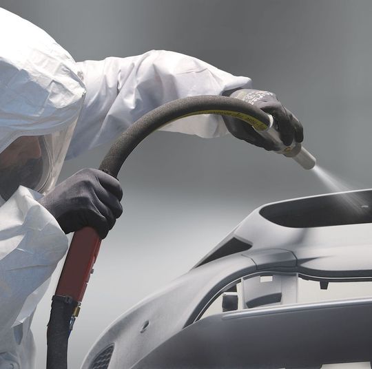 Hier wird nicht sandgestrahlt – mikrofeine Mattierungspartikel erzeugen in kürzester Zeit eine lackierbereite Oberfläche. Hier wird nicht sandgestrahlt – mikrofeine Mattierungspartikel erzeugen in kürzester Zeit eine lackierbereite Oberfläche.