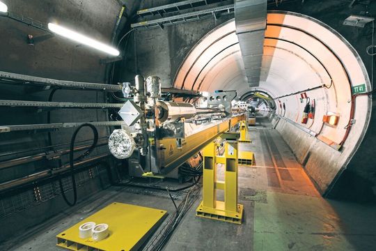 Ein Gang zu neuen Teilchenbeschleunigern: Im Tunnel eines ehemaligen Neutrino-Experiments haben die Forscher der AWAKE-Kooperation eine zehn Meter lange Plasmazelle aufgebaut, in der sie Elektronen auf einer Plasmawelle surfen lassen. Dieses Konzept ermöglicht es, Teilchen auf einer deutlich kürzeren Strecke auf eine hohe Energie zu bringen als in herkömmlichen Beschleunigern.