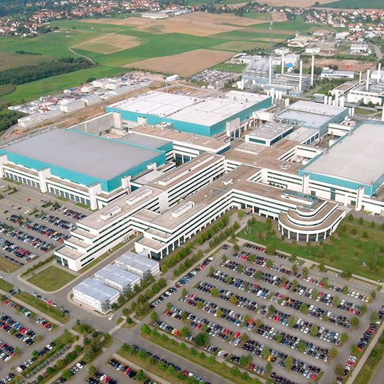 Luftaufnahme des Globalfoundries-Werk in Dresden. Der Auftragsfertiger für Halbleiterprodukte hat angekündigt, seine laufenden Programme zur Fertigung von Chips mit Strukturgrößen von 7nm und kleiner bis auf Weiteres einzustellen. Luftaufnahme des Globalfoundries-Werk in Dresden. Der Auftragsfertiger für Halbleiterprodukte hat angekündigt, seine laufenden Programme zur Fertigung von Chips mit Strukturgrößen von 7nm und kleiner bis auf Weiteres einzustellen.