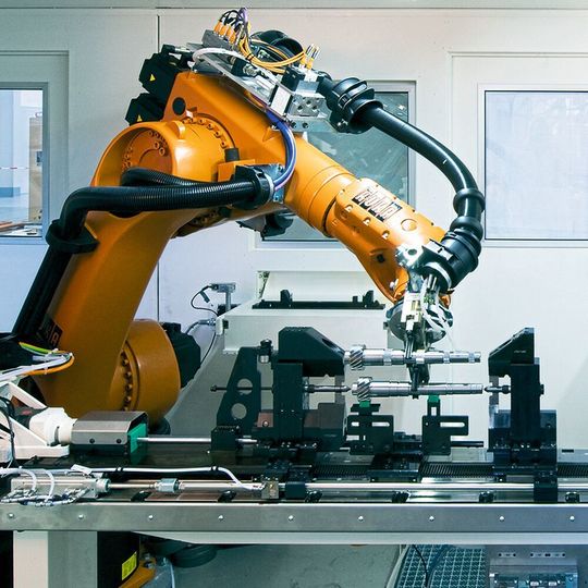 Ein an die Rollex-HP-Anlage angebundener Roboter kann die Werkstücke effizient und schnell von einem Werkstückträger oder vereinzelt von einem Zuführband entnehmen und die Maschine bestücken. Ein an die Rollex-HP-Anlage angebundener Roboter kann die Werkstücke effizient und schnell von einem Werkstückträger oder vereinzelt von einem Zuführband entnehmen und die Maschine bestücken.