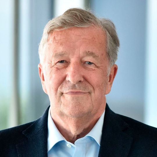 Outsourcing-Taktgeber und Innovator der Automobillogistik: Prof. Rolf Schnellecke. Outsourcing-Taktgeber und Innovator der Automobillogistik: Prof. Rolf Schnellecke.