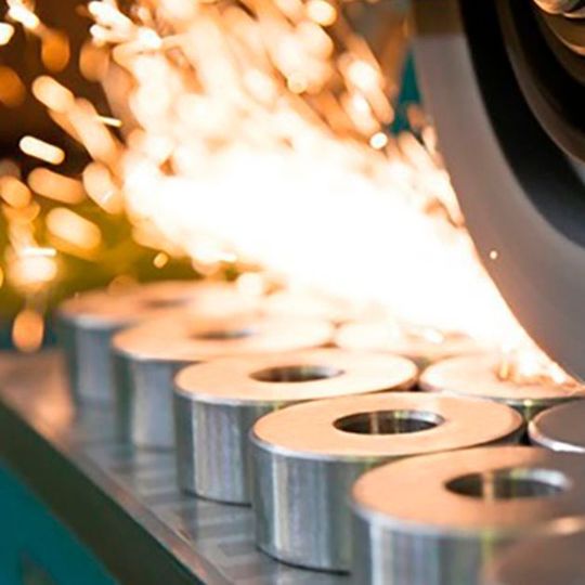 Castrol erweitert seine XBB-Produktreihe mit wassermischbaren Kühlschmierstoffen für die Luft- und Raumfahrt und Stahlbearbeitungsprozesse. Castrol erweitert seine XBB-Produktreihe mit wassermischbaren Kühlschmierstoffen für die Luft- und Raumfahrt und Stahlbearbeitungsprozesse.