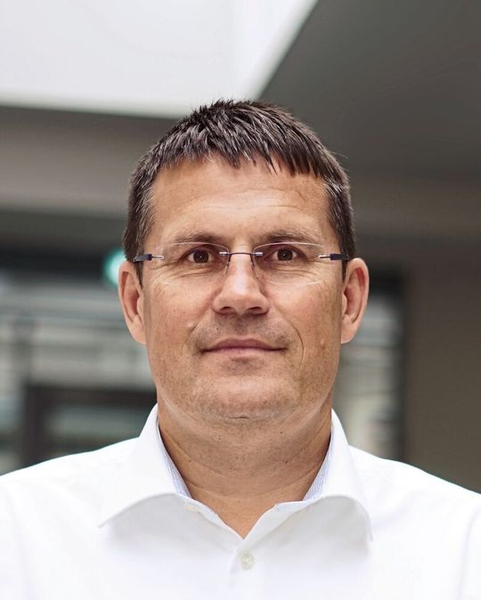 Jens Fröhlich ist seit 2017 Branchen Manager für die Medizintechnik bei Oxaion in Ettllingen. Seit mehr als 17 Jahren beschäftigt er sich mit Anforderungen an Softwarelösungen im Bereich der regulierten Industrie (ISO 13485, 21 CFR Part 820, Part 11). Jens Fröhlich ist seit 2017 Branchen Manager für die Medizintechnik bei Oxaion in Ettllingen. Seit mehr als 17 Jahren beschäftigt er sich mit Anforderungen an Softwarelösungen im Bereich der regulierten Industrie (ISO 13485, 21 CFR Part 820, Part 11).