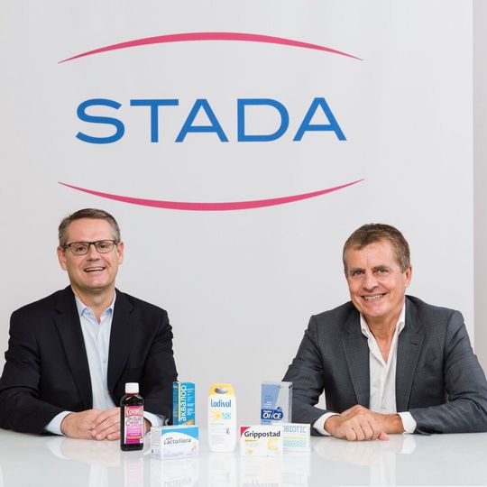 Der neue Stada-CEO Peter Goldschmidt (links) bedankte sich bei seinem Vorgänger Claudio Albrecht für die professionelle und freundschaftliche Übergabe Der neue Stada-CEO Peter Goldschmidt (links) bedankte sich bei seinem Vorgänger Claudio Albrecht für die professionelle und freundschaftliche Übergabe