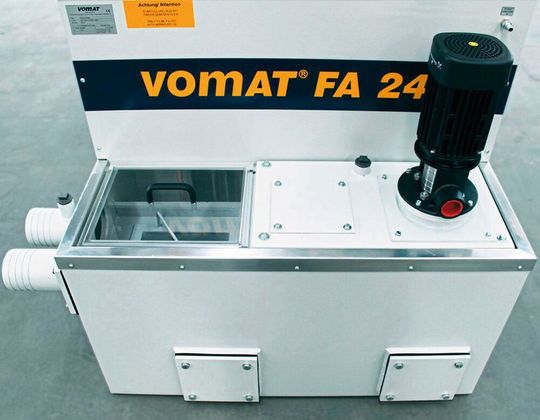 Vomat-Filter in den unterschiedlichsten Ausführungen sind mit vielen konstruktiven Besonderheiten ausgerüstet, um Kühlschmiermittel für sehr lange Zeit in nahezu frischer Qualität im System zu halten. Dazu gehört etwa eine stabile Temperaturführung. Besonders für Werkzeugschleifer und -nachschleifer sollen sich die Systeme bezahlt machen. Vomat stellt auf der AMB in Halle 8 am Stand A79 aus. Vomat-Filter in den unterschiedlichsten Ausführungen sind mit vielen konstruktiven Besonderheiten ausgerüstet, um Kühlschmiermittel für sehr lange Zeit in nahezu frischer Qualität im System zu halten. Dazu gehört etwa eine stabile Temperaturführung. Besonders für Werkzeugschleifer und -nachschleifer sollen sich die Systeme bezahlt machen. Vomat stellt auf der AMB in Halle 8 am Stand A79 aus.