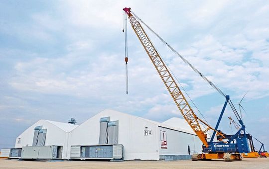 Am Windkraftanlagenstandort entsteht ein mobiles Fertigungswerk, das die Produktion der Betonelemente mit lokalen Arbeitskräften und lokalen Materialien übernimmt. Am Windkraftanlagenstandort entsteht ein mobiles Fertigungswerk, das die Produktion der Betonelemente mit lokalen Arbeitskräften und lokalen Materialien übernimmt.