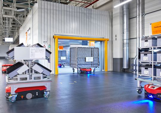 Die Fahrten zwischen Supermarktzonen und Arbeitsstationen finden auf drei Ebenen statt – die FTF sind über Aufzüge im Ergbeschoss, Obergeschoss und Untergeschoss der Halle unterwegs.