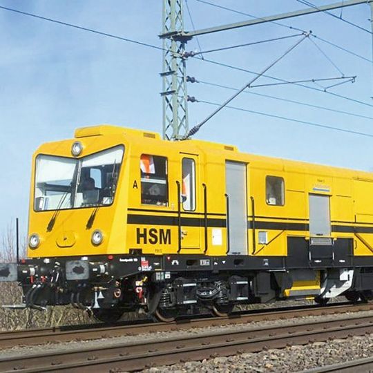 Die Hochleistungsschienenfräse HSM erreicht durch den großen Fräsmoduldurchmesser und der Art der Anordnung der Fräsplatten eine Arbeitsgeschwindigkeit von mehr als 2000 m/h. Die Hochleistungsschienenfräse HSM erreicht durch den großen Fräsmoduldurchmesser und der Art der Anordnung der Fräsplatten eine Arbeitsgeschwindigkeit von mehr als 2000 m/h.