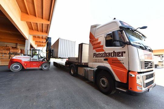 Damit alles Wichtige zur Wiesn kommt: Der neue Schwerlaststapler belädt die 44 Sattelschlepper, die derzeit täglich von Dasing in Richtung Oktoberfest in München rollen.