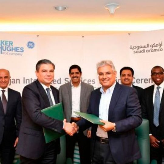 President and CEO of BHGE, Lorenzo Simonelli (Left) with Saudi Aramco Senior Vice President of Upstream, Mohammed Qahtani at the signing ceremony. President and CEO of BHGE, Lorenzo Simonelli (Left) with Saudi Aramco Senior Vice President of Upstream, Mohammed Qahtani at the signing ceremony.