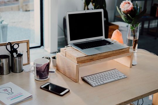 Mithilfe eines ERP-Systems können Daten auch ganz unkompliziert im Homeoffice abgerufen werden. Mithilfe eines ERP-Systems können Daten auch ganz unkompliziert im Homeoffice abgerufen werden.