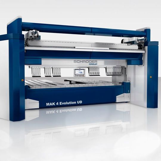 Die Schwenkbiegemaschine MAK 4 Evolution UD mit automatischem Werkzeugwechsler. Auf der Euroblech ist diese Maschine erstmals mit dem Advanced Handling System (AHS) zu sehen. Die Schwenkbiegemaschine MAK 4 Evolution UD mit automatischem Werkzeugwechsler. Auf der Euroblech ist diese Maschine erstmals mit dem Advanced Handling System (AHS) zu sehen.
