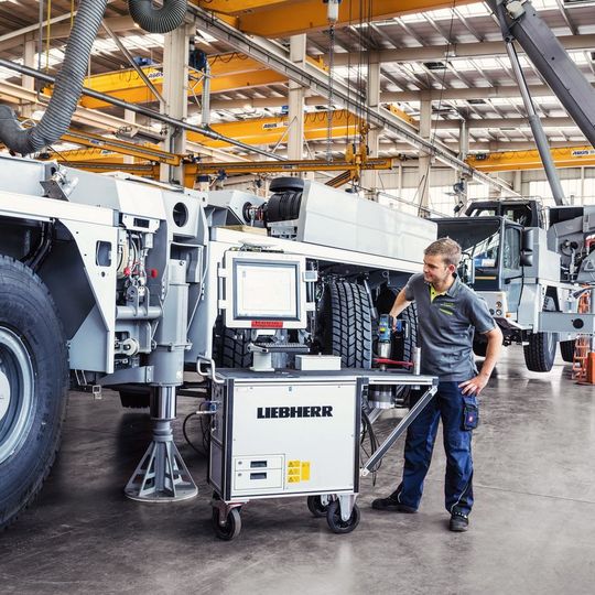 Schraubstellenbezogene Prüfung am Liebherr LTM 1450-8.1. Schraubstellenbezogene Prüfung am Liebherr LTM 1450-8.1.