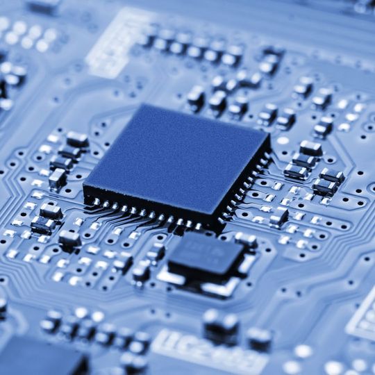 Frequenzbestimmende Komponenten: PETERMANN-TECHNIK bietet neben einem umfangreichen Produktspektrum auch Engineering- und Logistikdienstleistungen. Frequenzbestimmende Komponenten: PETERMANN-TECHNIK bietet neben einem umfangreichen Produktspektrum auch Engineering- und Logistikdienstleistungen.