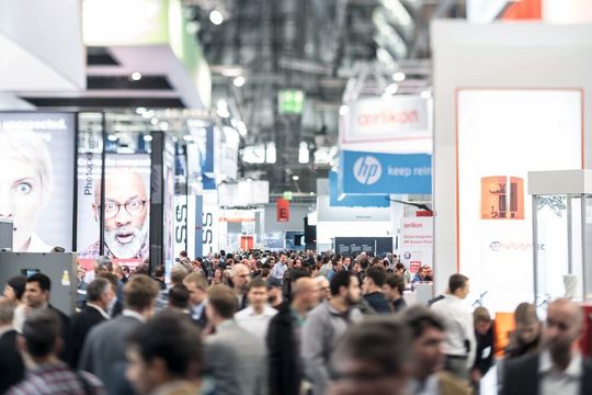 So macht Messe Spaß: Nachdem die Halle 3 der Formnext 2017 komplett ausgelastet war, darf auch in diesem Jahr wieder mit einem vollem Haus gerechnet werden. So macht Messe Spaß: Nachdem die Halle 3 der Formnext 2017 komplett ausgelastet war, darf auch in diesem Jahr wieder mit einem vollem Haus gerechnet werden.