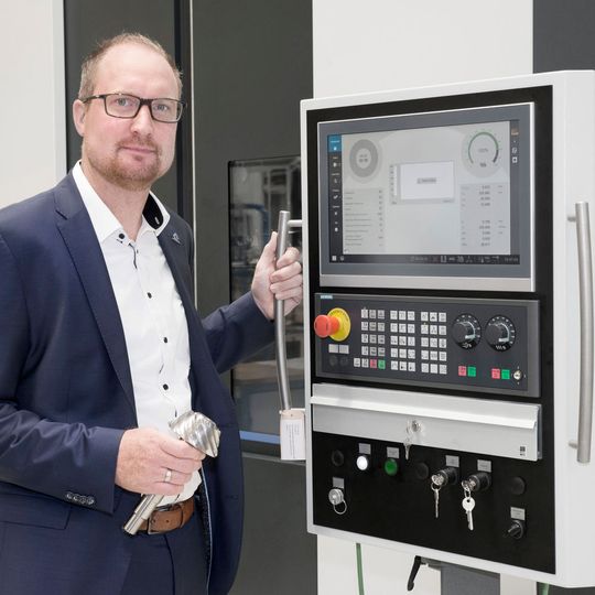 Daniel Meuris ist Leiter Digitalisierung und Virtualisierung bei der Klingelnberg GmbH. Daniel Meuris ist Leiter Digitalisierung und Virtualisierung bei der Klingelnberg GmbH.