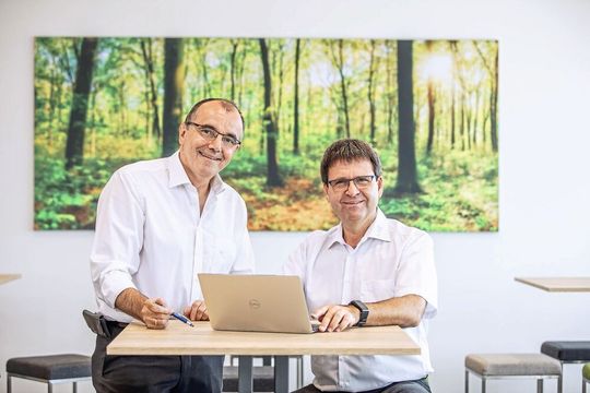 Dieter Kirsch, stellvertretender Geschäftsführer, und Werner Rensch, geschäftsführender Gesellschafter (v.l.), ziehen eine positive Bilanz nach 25 Jahren LAE Engineering GmbH.