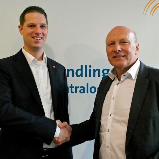 Die ersten Vorstände der Fachabteilung „Fahrerlose Transportsysteme“ (v.l.): Jan Drömer (CIO E&K Automation) sowie Arthur Kornmüller (GF DS Automotion). Die ersten Vorstände der Fachabteilung „Fahrerlose Transportsysteme“ (v.l.): Jan Drömer (CIO E&K Automation) sowie Arthur Kornmüller (GF DS Automotion).