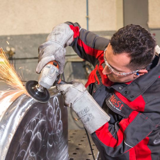 In der Produktion des Blechverarbeiters Nest am Standort Herbrechtingen kümmern sich insgesamt 82 Mitarbeiter um die Umsetzung der Kundenaufträge. In der Produktion des Blechverarbeiters Nest am Standort Herbrechtingen kümmern sich insgesamt 82 Mitarbeiter um die Umsetzung der Kundenaufträge.
