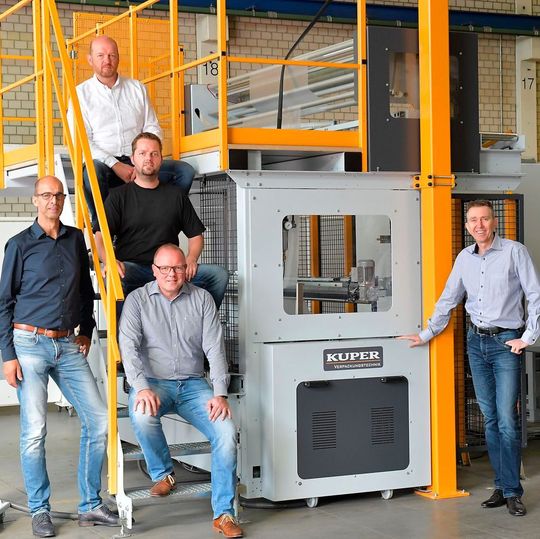 Kuper aus Rietberg hat sich mit der modernen Verpackungslinie KFL Ergofoil eigenen Angaben zufolge weltweit einen technologischen Vorsprung verschafft. Kuper aus Rietberg hat sich mit der modernen Verpackungslinie KFL Ergofoil eigenen Angaben zufolge weltweit einen technologischen Vorsprung verschafft.