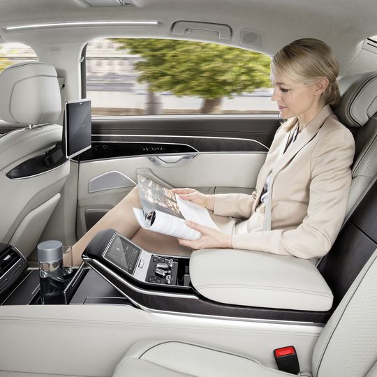 Kunden können sich im Audi A8 mittlerweile sogar die Füße massieren lassen. Kunden können sich im Audi A8 mittlerweile sogar die Füße massieren lassen.