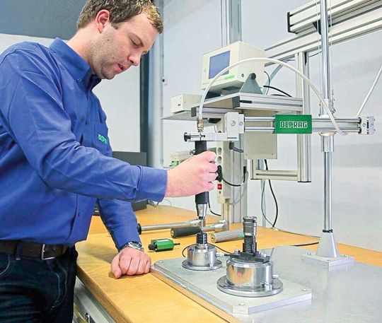 Ein Anwendungstechniker von Deprag führt eine Schraubfallanalyse durch und ermittelt auf diese Weise, wie ein Bauteil idealerweise verschraubt wird. Ein Anwendungstechniker von Deprag führt eine Schraubfallanalyse durch und ermittelt auf diese Weise, wie ein Bauteil idealerweise verschraubt wird.