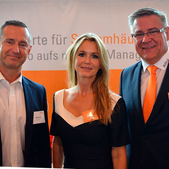 (v. l.) Roger Staub (net point) mit Isabelle von Künßberg und Udo Schillings (beide Acmeo) (v. l.) Roger Staub (net point) mit Isabelle von Künßberg und Udo Schillings (beide Acmeo)