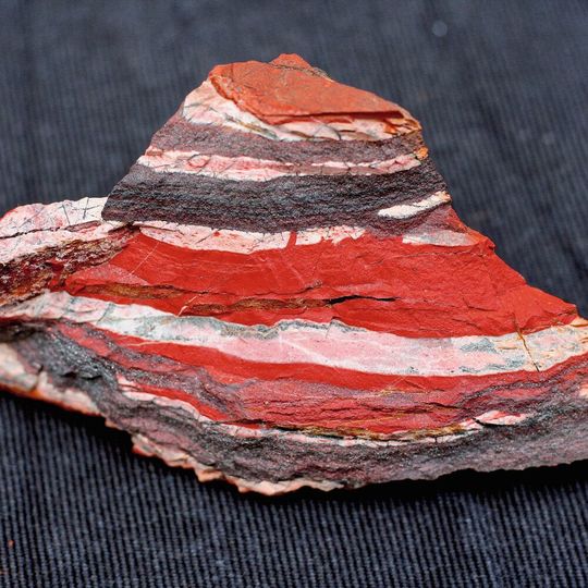 Gebändertes Eisenerz aus der Kuruman-Formation, Südafrika, das vor über 2,5 Milliarden Jahren am Meeresboden abgelagert wurde – ein Archiv für die chemische Zusammensetzung der Ozeane auf der jungen Erde. Gebändertes Eisenerz aus der Kuruman-Formation, Südafrika, das vor über 2,5 Milliarden Jahren am Meeresboden abgelagert wurde – ein Archiv für die chemische Zusammensetzung der Ozeane auf der jungen Erde.