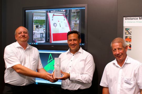Erstmals wurde der Swiss Dinno Award verliehen (v.l.): Marc Waltisperger (Geschäftsführer Pepperl+Fuchs), Thomas Zürcher (Geschäftsführer My Live Zone GmbH) und Markus Gmür (Vertriebsleiter Pepperl+Fuchs). Erstmals wurde der Swiss Dinno Award verliehen (v.l.): Marc Waltisperger (Geschäftsführer Pepperl+Fuchs), Thomas Zürcher (Geschäftsführer My Live Zone GmbH) und Markus Gmür (Vertriebsleiter Pepperl+Fuchs).