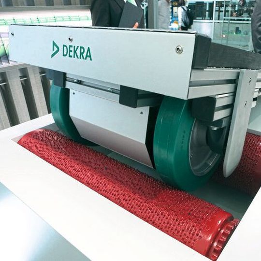Geht es nach der Dekra können Rollenbremsprüfstände künftig schneller als bisher kalibriert werden. Das neue Verfahren soll helfen, die aktuelle Bremsenprüfstandsrichtlinie schneller umzusetzen. Geht es nach der Dekra können Rollenbremsprüfstände künftig schneller als bisher kalibriert werden. Das neue Verfahren soll helfen, die aktuelle Bremsenprüfstandsrichtlinie schneller umzusetzen.