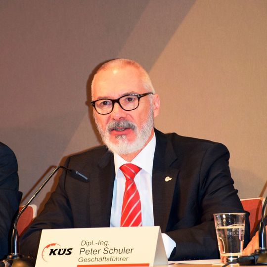 KÜS Geschäftsführer Peter Schuler informierte über die Ergebnisse des KÜS-Trendtacho und Kalibrierverfahren von Scheinwerfer-Einstellprüfgeräten. KÜS Geschäftsführer Peter Schuler informierte über die Ergebnisse des KÜS-Trendtacho und Kalibrierverfahren von Scheinwerfer-Einstellprüfgeräten.