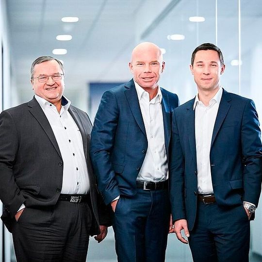 Generationswechsel: Nicolas Witte (r.) übernimmt die Aufgaben von Kai Siersleben (m). Links im Bild: Gerhard Witte, Gründer und Geschäftsführer von Control€xpert Generationswechsel: Nicolas Witte (r.) übernimmt die Aufgaben von Kai Siersleben (m). Links im Bild: Gerhard Witte, Gründer und Geschäftsführer von Control€xpert
