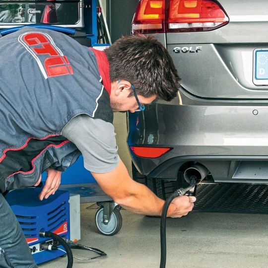Fast jedes fünfte Fahrzeug fiel wegen einem erheblichen Mangel durch die Hauptuntersuchung. Die häufigste Ursache waren Verstöße gegen Emissions- und Umweltvorschriften. Fast jedes fünfte Fahrzeug fiel wegen einem erheblichen Mangel durch die Hauptuntersuchung. Die häufigste Ursache waren Verstöße gegen Emissions- und Umweltvorschriften.
