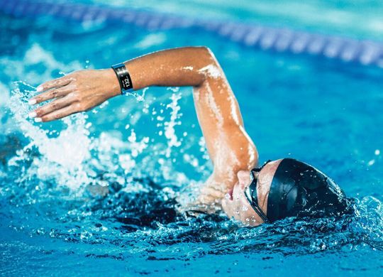 Fitness-Tracking: Fortschritte bei der Hardware ermöglichen es, dass die gemessenen Vitalwerte präziser sind. Dazu gehören kleinere Bauteile sowie eine bessere Energieeffizienz. Fitness-Tracking: Fortschritte bei der Hardware ermöglichen es, dass die gemessenen Vitalwerte präziser sind. Dazu gehören kleinere Bauteile sowie eine bessere Energieeffizienz.