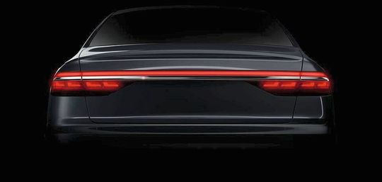 OLED im Fahrzeug: Einige Autohersteller verbauen in den Rücklichtleuchten segmentierte, biegsame OLEDs für ihre Premiumfahrzeuge in kleinen Stückzahlen. OLED im Fahrzeug: Einige Autohersteller verbauen in den Rücklichtleuchten segmentierte, biegsame OLEDs für ihre Premiumfahrzeuge in kleinen Stückzahlen.