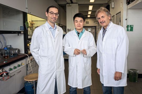 Nicolas Plumeré, Li Huaiguang und Thomas Happe (von links) haben den Coffee Ring Effect ausgetrickst.