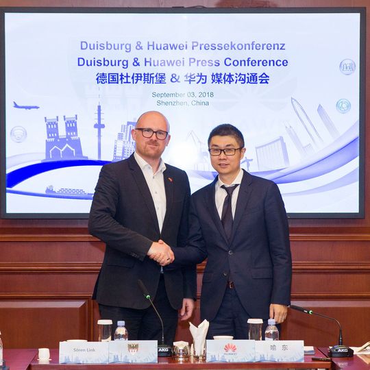 Sören Link (Oberbürgermeister von Duisburg) und Yu Dong (President Branchenmarketing und -lösungen der Unternehmensabteilung BG, Huawei) Sören Link (Oberbürgermeister von Duisburg) und Yu Dong (President Branchenmarketing und -lösungen der Unternehmensabteilung BG, Huawei)