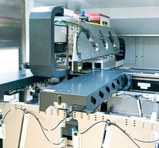 Der Hightech-Maschinenbauer Manz automatisiert die Massenfertigung von Lithium-Ionen-Batterien mit seiner flexibel konfigurierbaren Laserbearbeitungsstation BLS 500. Die Anlage beherrscht auch verschiedene neuentwickelte Laserschweißverfahren. Der Hightech-Maschinenbauer Manz automatisiert die Massenfertigung von Lithium-Ionen-Batterien mit seiner flexibel konfigurierbaren Laserbearbeitungsstation BLS 500. Die Anlage beherrscht auch verschiedene neuentwickelte Laserschweißverfahren.