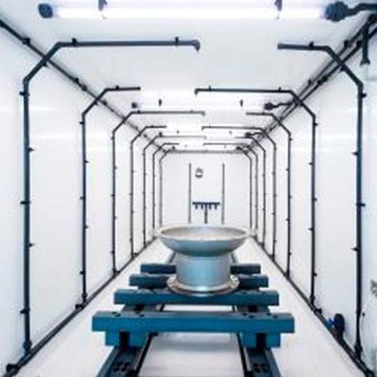 Blick in die Rotainer-Beizanlage von Siedentop: Im geschlossenen Container-System werden die Bauteile mit Tauchbeize besprüht. Blick in die Rotainer-Beizanlage von Siedentop: Im geschlossenen Container-System werden die Bauteile mit Tauchbeize besprüht.