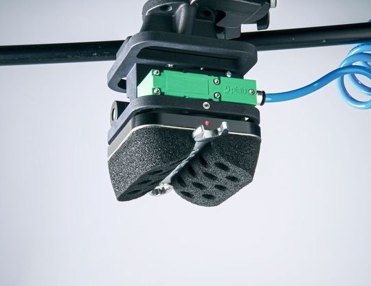 Der Hauptgreifer des KCS-Systems besteht aus einem technischen Schaumstoff, der sich unterschiedlichsten Konturen anpasst und so unterschiedliche Objekte flexibel aufnehmen kann. Der Hauptgreifer des KCS-Systems besteht aus einem technischen Schaumstoff, der sich unterschiedlichsten Konturen anpasst und so unterschiedliche Objekte flexibel aufnehmen kann.