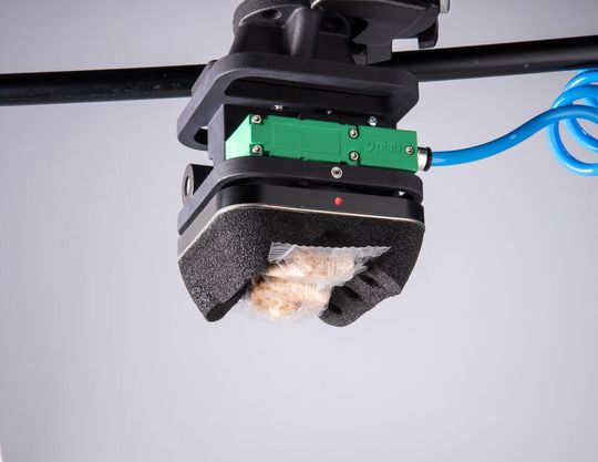 Der Hauptgreifer des KCS-Systems besteht aus einem technischen Schaumstoff, der sich unterschiedlichsten Konturen anpasst und so unterschiedliche Objekte flexibel aufnehmen kann. Der Hauptgreifer des KCS-Systems besteht aus einem technischen Schaumstoff, der sich unterschiedlichsten Konturen anpasst und so unterschiedliche Objekte flexibel aufnehmen kann.